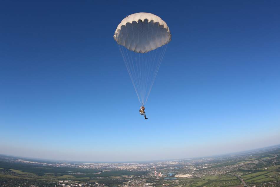 Самостійний стрибок з парашутом під Чернівцями