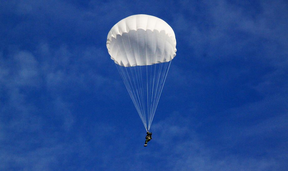 Самостійний стрибок з парашутом під Чернівцями