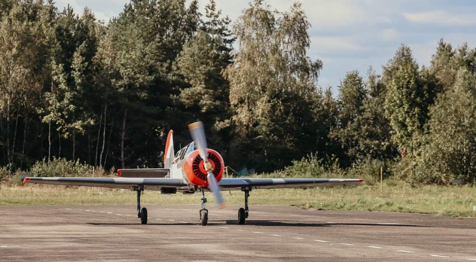 Высший пилотаж на спортивно-тренировочном самолете Як-52 во Львове