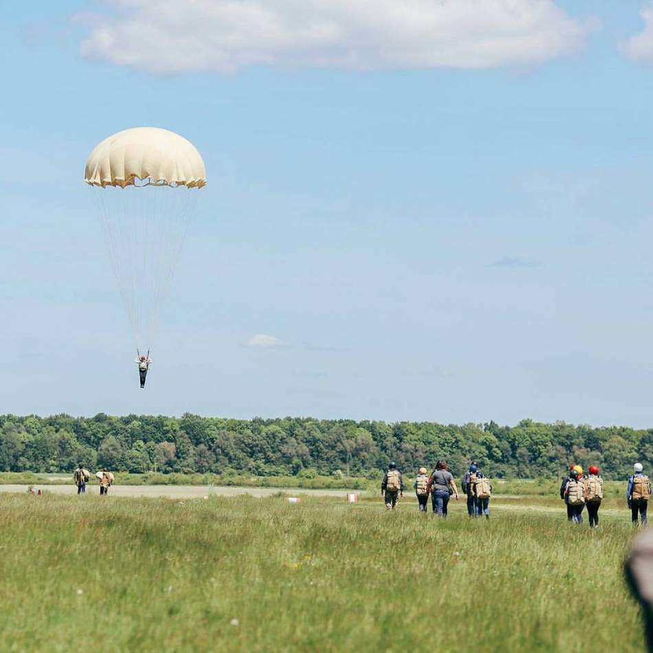 Самостійний стрибок з парашутом у Львові