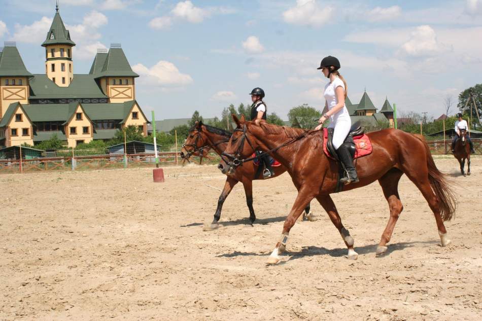 Катание на лошадях и обзорная экскурсия по комплексу «Буковинская Троя»
