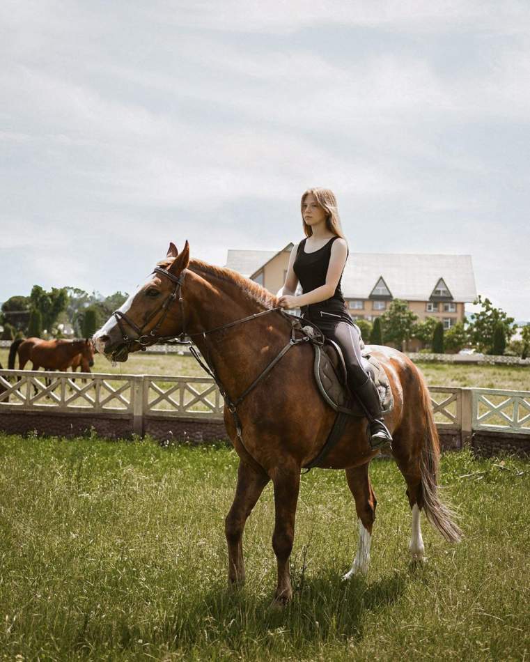 Катання на конях та оглядова екскурсія по комплексу “Буковинська Троя”