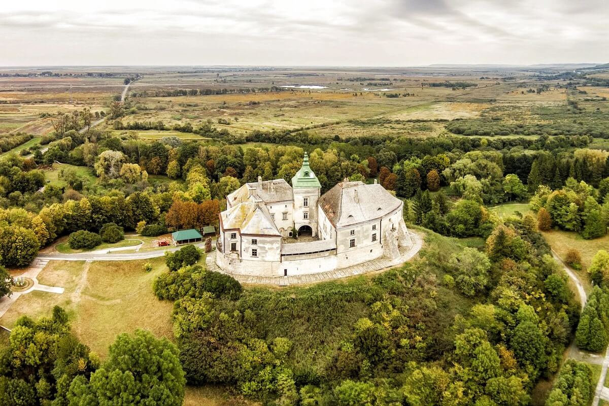 Політ на літаку над Олеським Замком на чотирьох