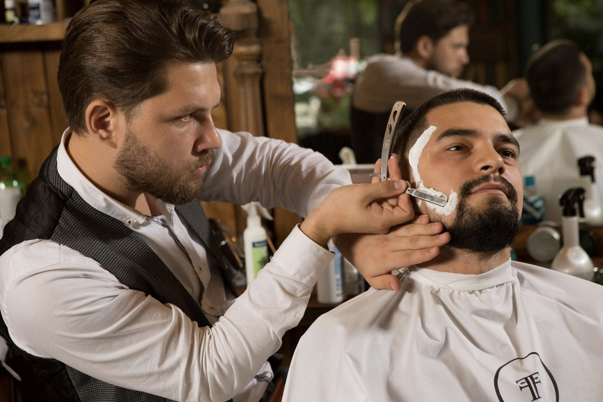 Королівське гоління небезпечною бритвою у барбершопі “Frisor”