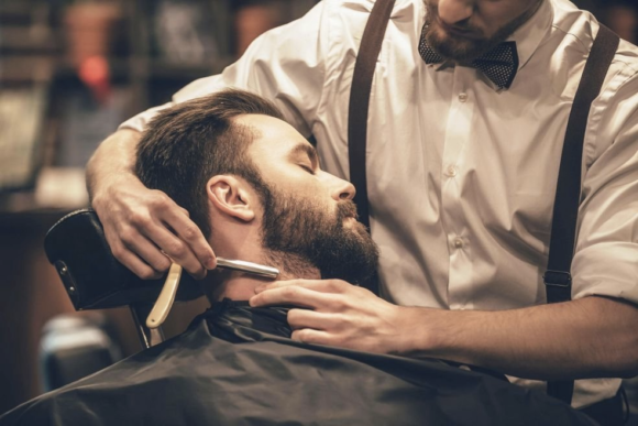 Королевское бритье опасной бритвой в барбершопе 