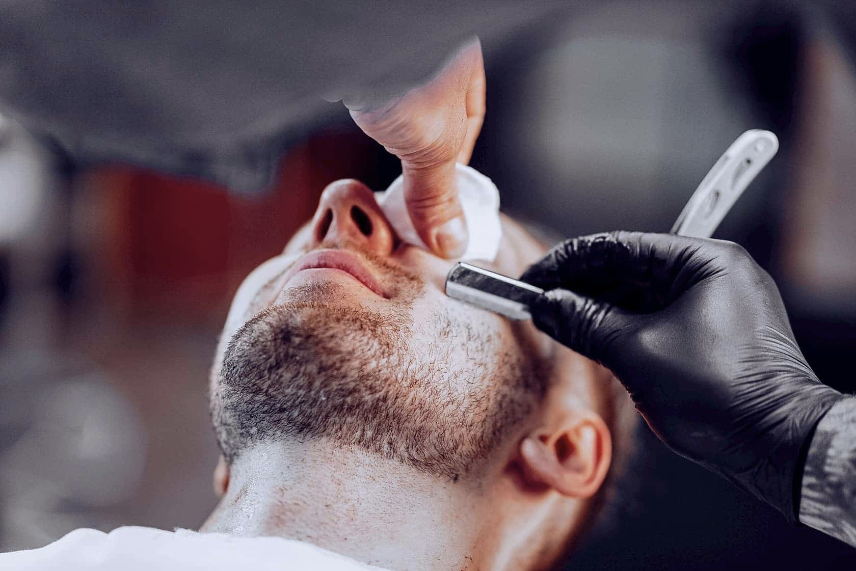 Королівське гоління небезпечною бритвою у барбершопі “Frisor”