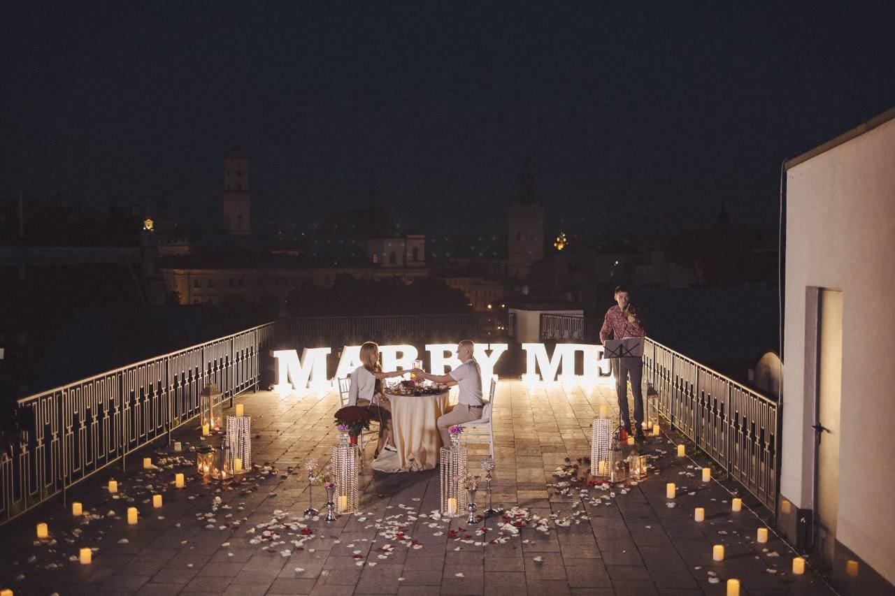 Романтичне побачення на даху у Львові
