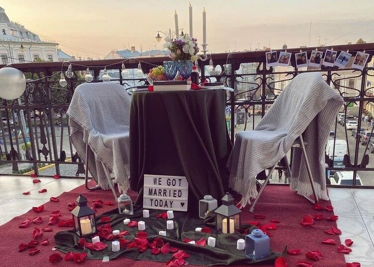Романтическое свидание на центральном балконе в Черновцах