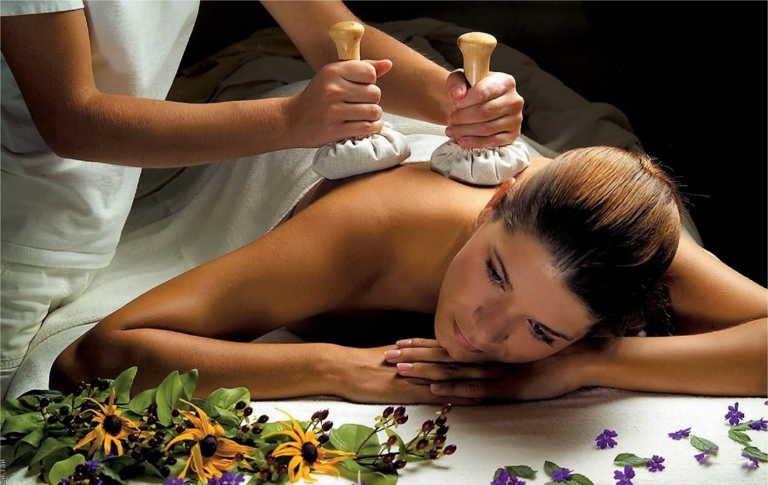 Traditional massage. Спа массаж. Спа процедуры. Тайский массаж. Массаж травяными мешочками.