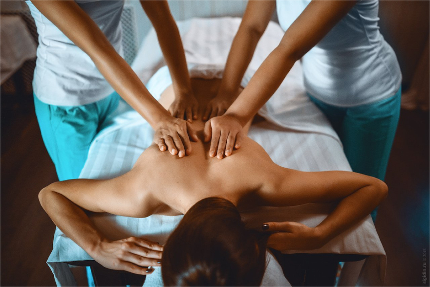 Релакс масаж з арома-маслом в 4 руки в “Релакс Центр”