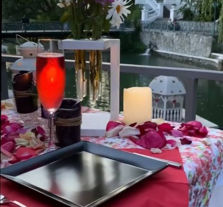 Романтична вечеря біля Лебединого озера