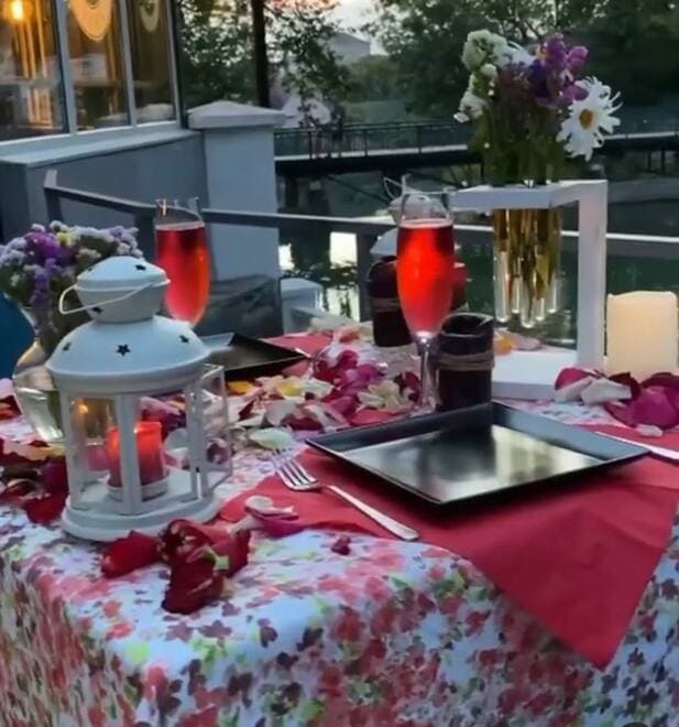 Романтический ужин у Лебединого озера