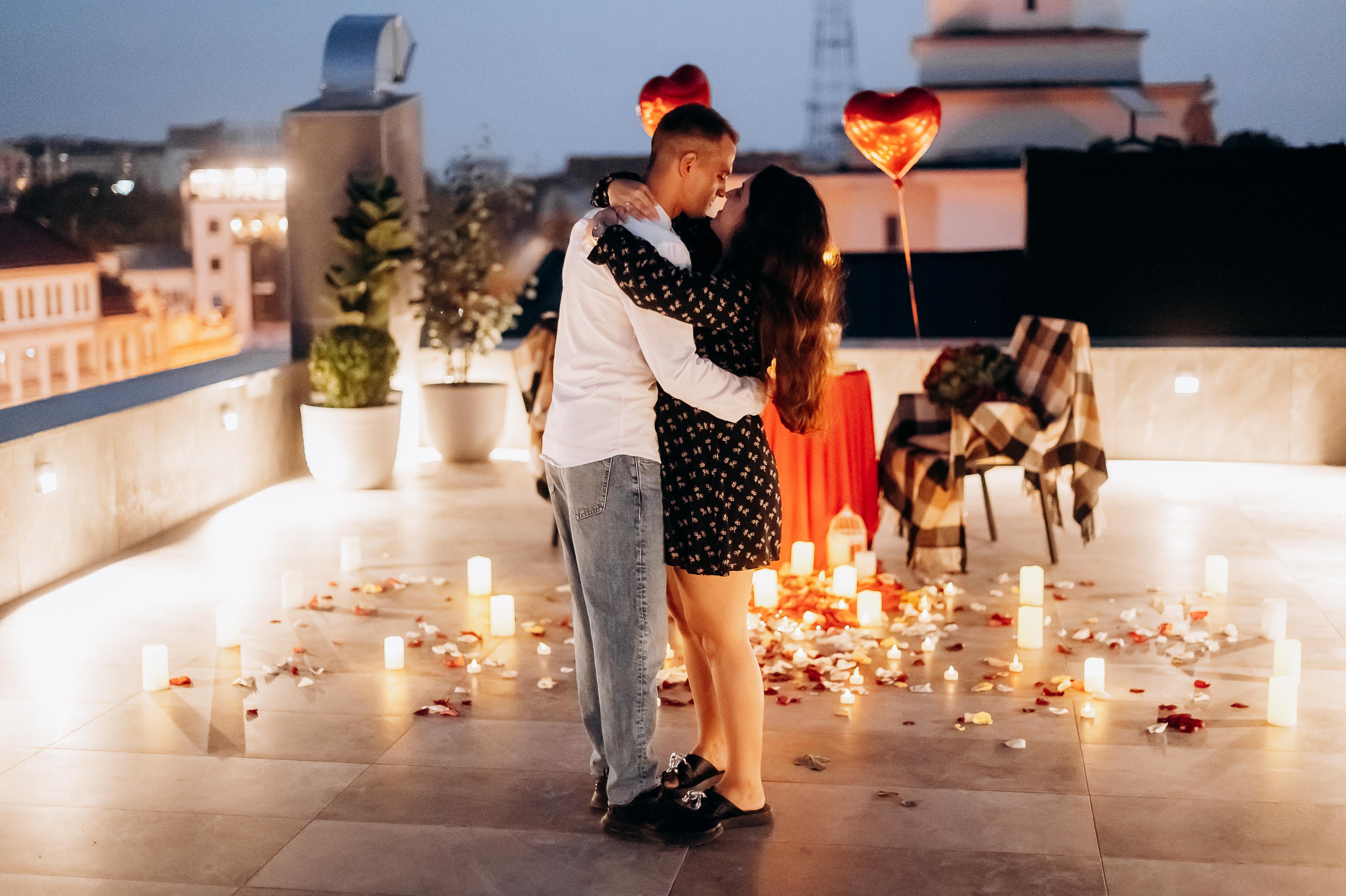 Романтическое свидание на крыше с видом на Ратушу