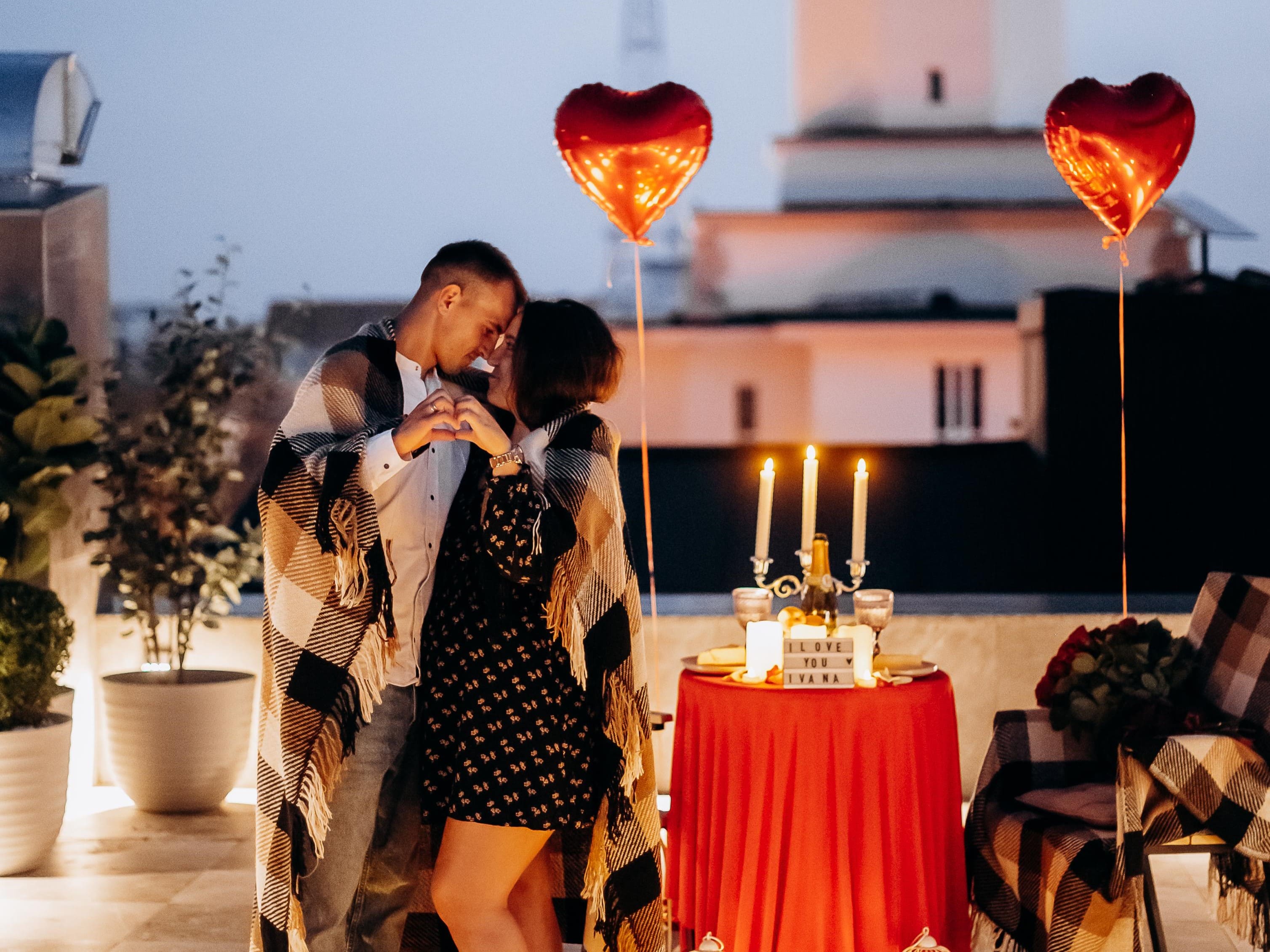Романтичне побачення на даху з видом на Ратушу