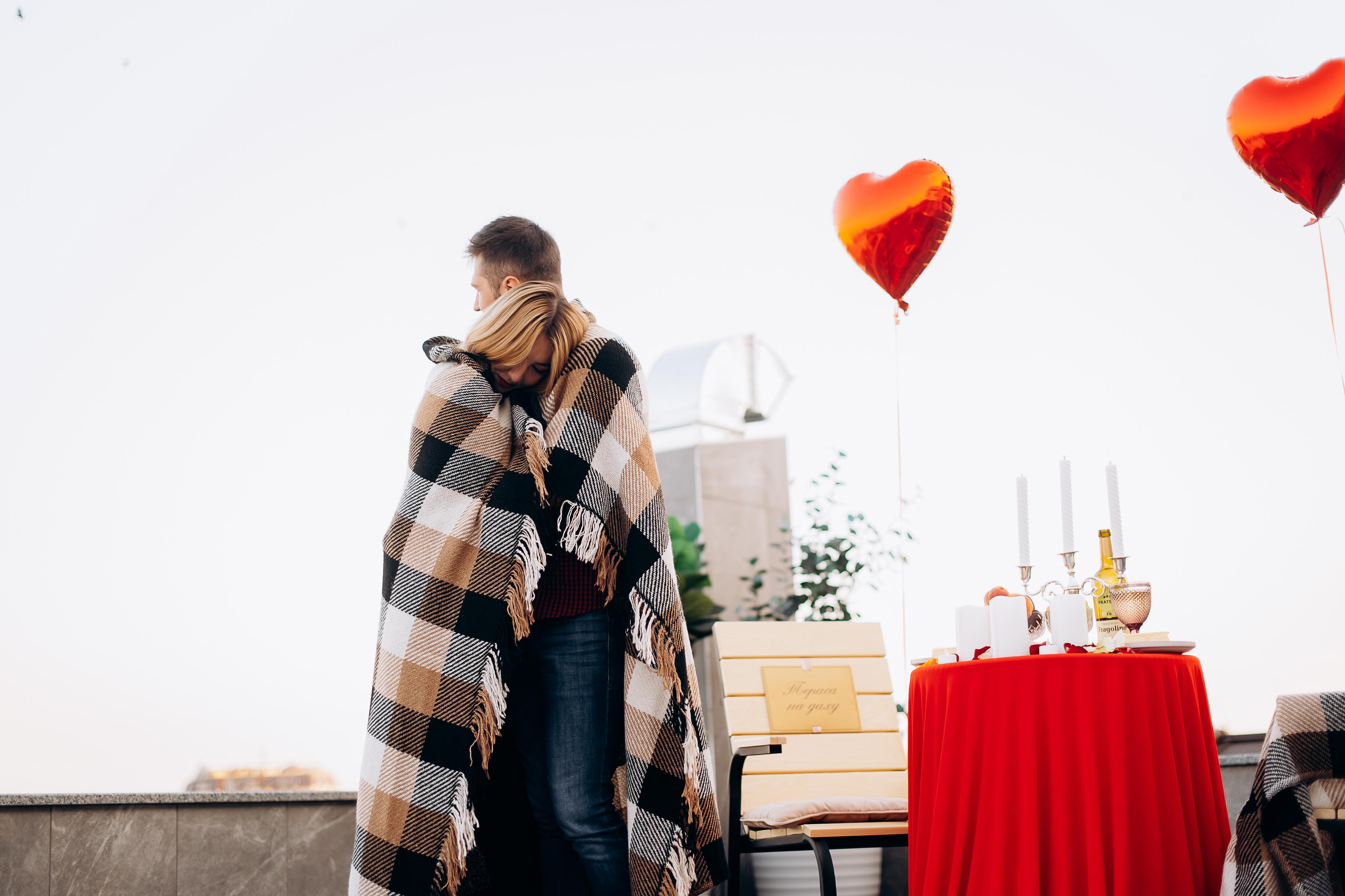 Романтическое свидание на крыше с видом на Ратушу