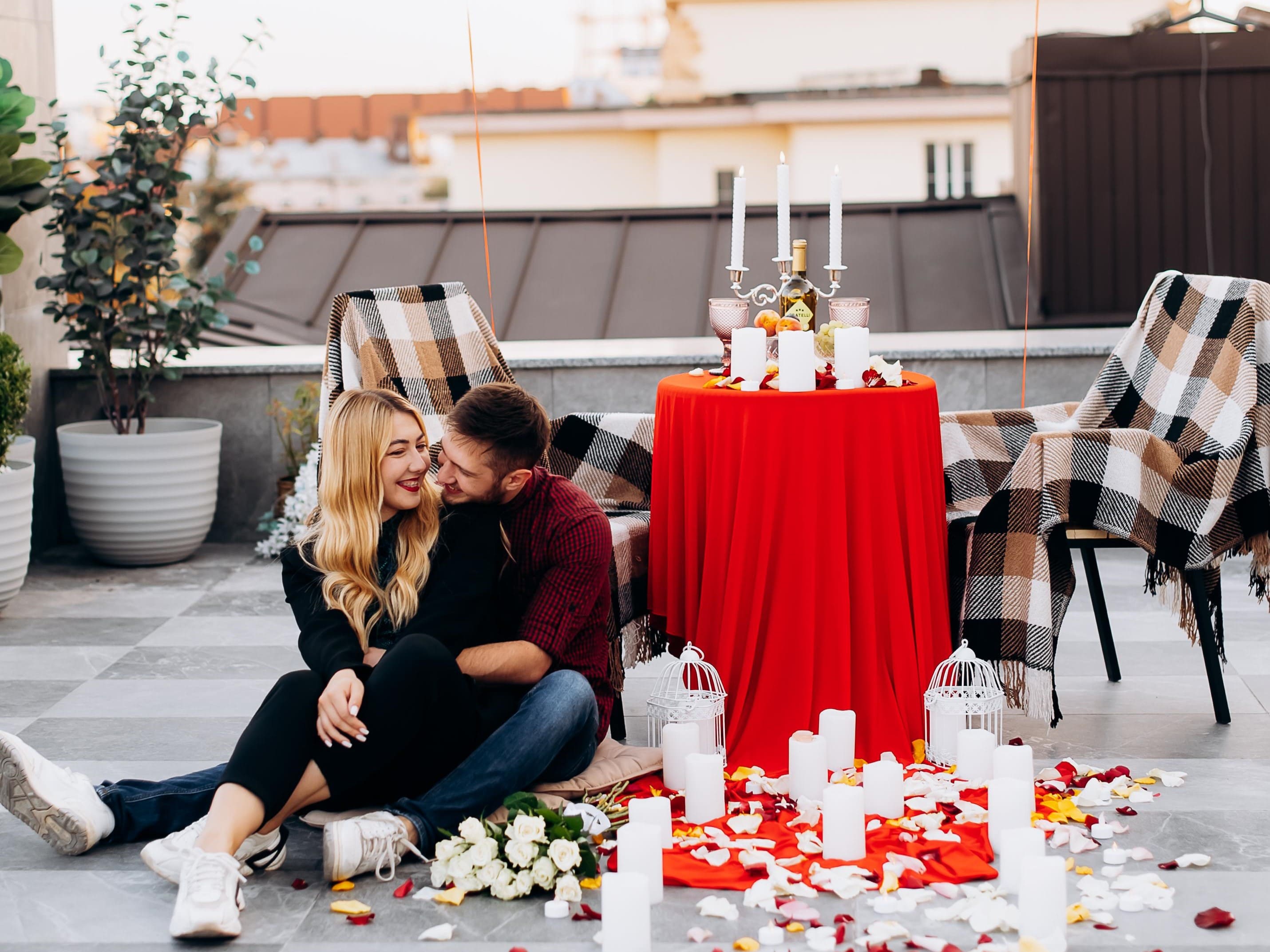 Романтичне побачення на даху з видом на Ратушу