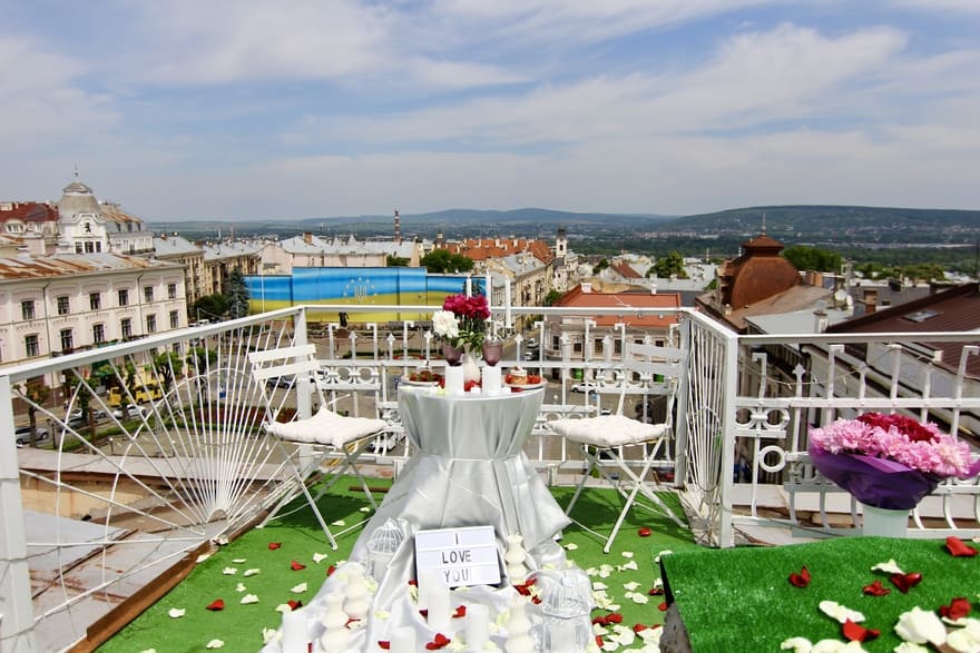 Романтическое свидание в Черновцах на крыше Центральной Площади