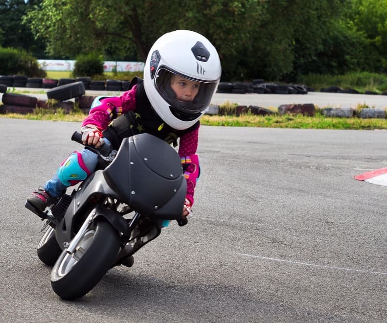 Детский урок управления мотоциклом