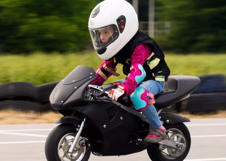 Детский урок управления мотоциклом