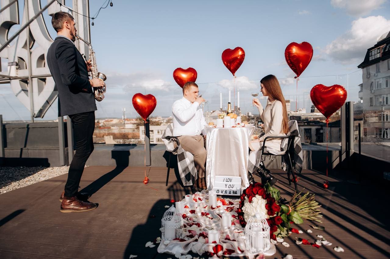 Романтичне побачення у Івано-Франківську на даху з панорамою на центр міста