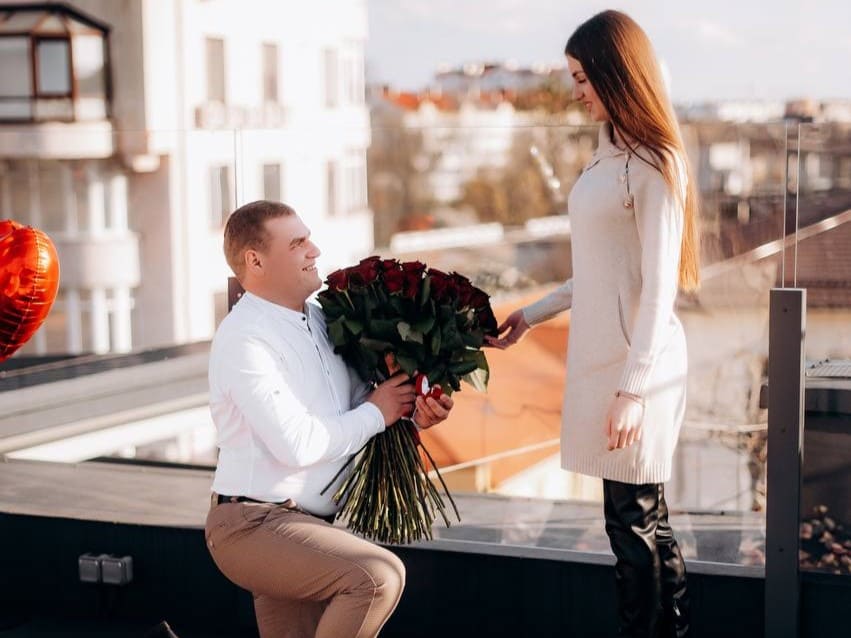 Романтичне побачення у Івано-Франківську на даху з панорамою на центр міста