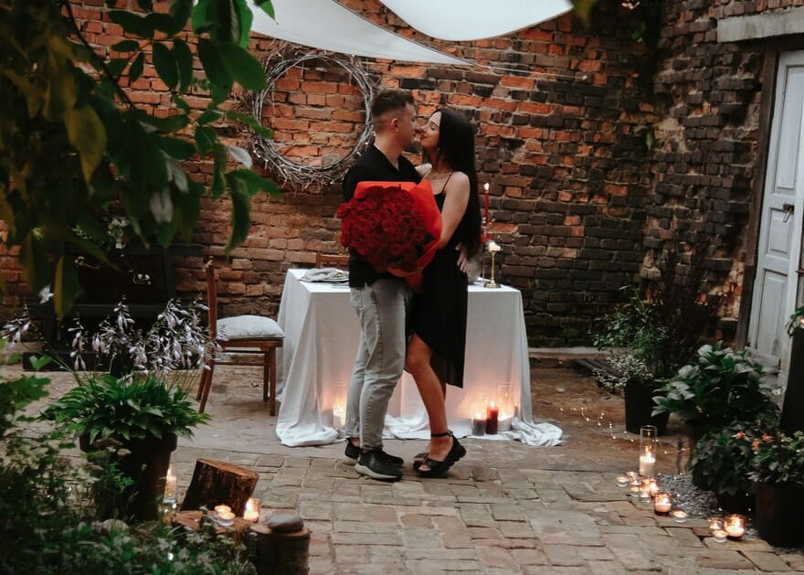 Романтическое свидание во дворике