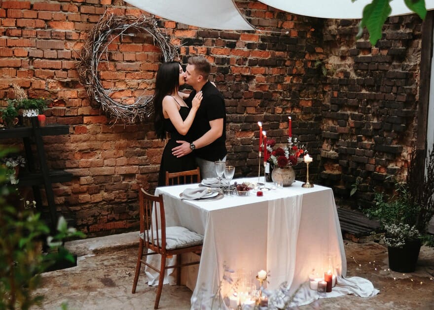 Романтическое свидание во дворике