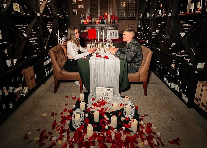 Романтическое свидание в Винной Комнате