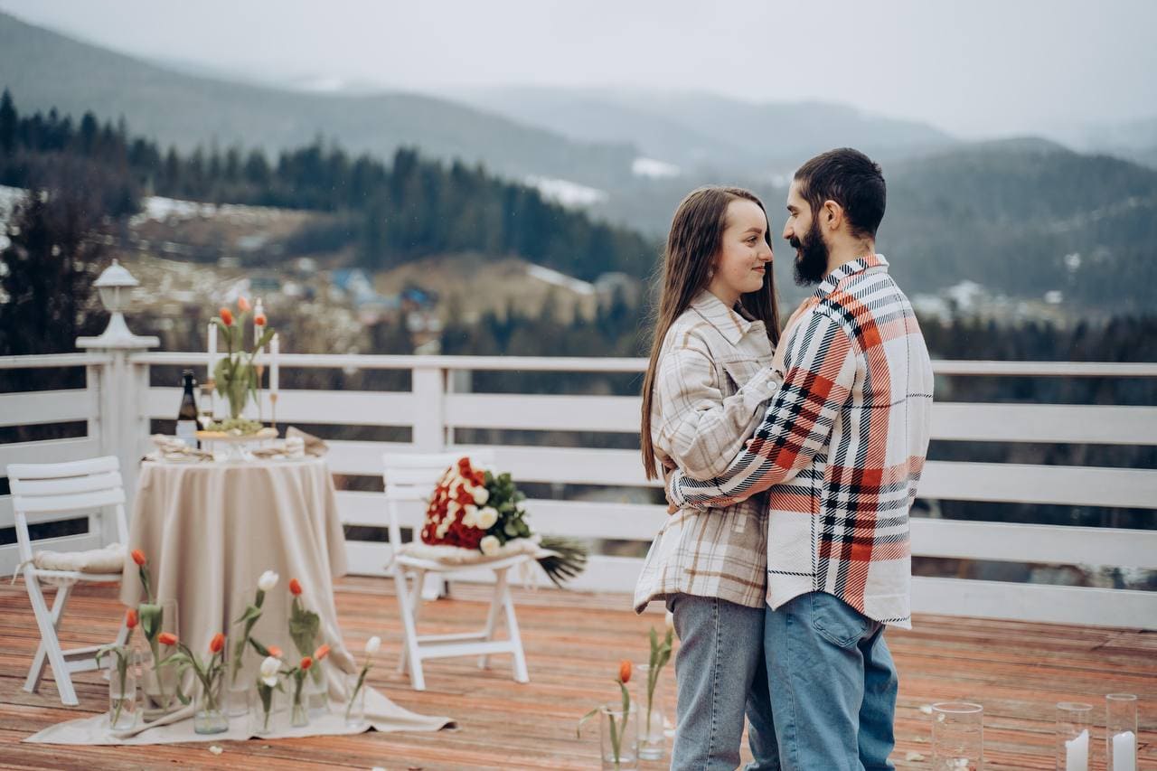 Романтическое свидание на террасе в Карпатах
