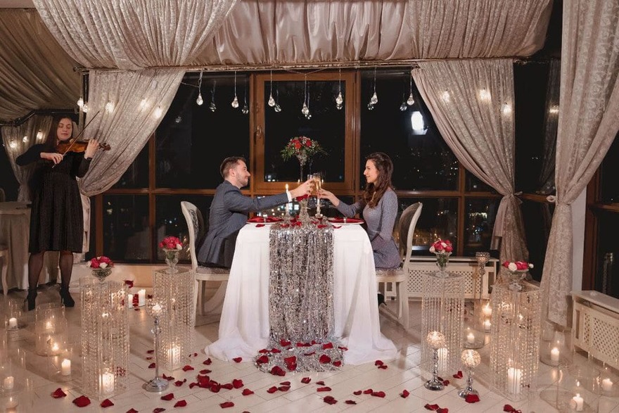 Романтичне побачення в панорамному ресторані Львова