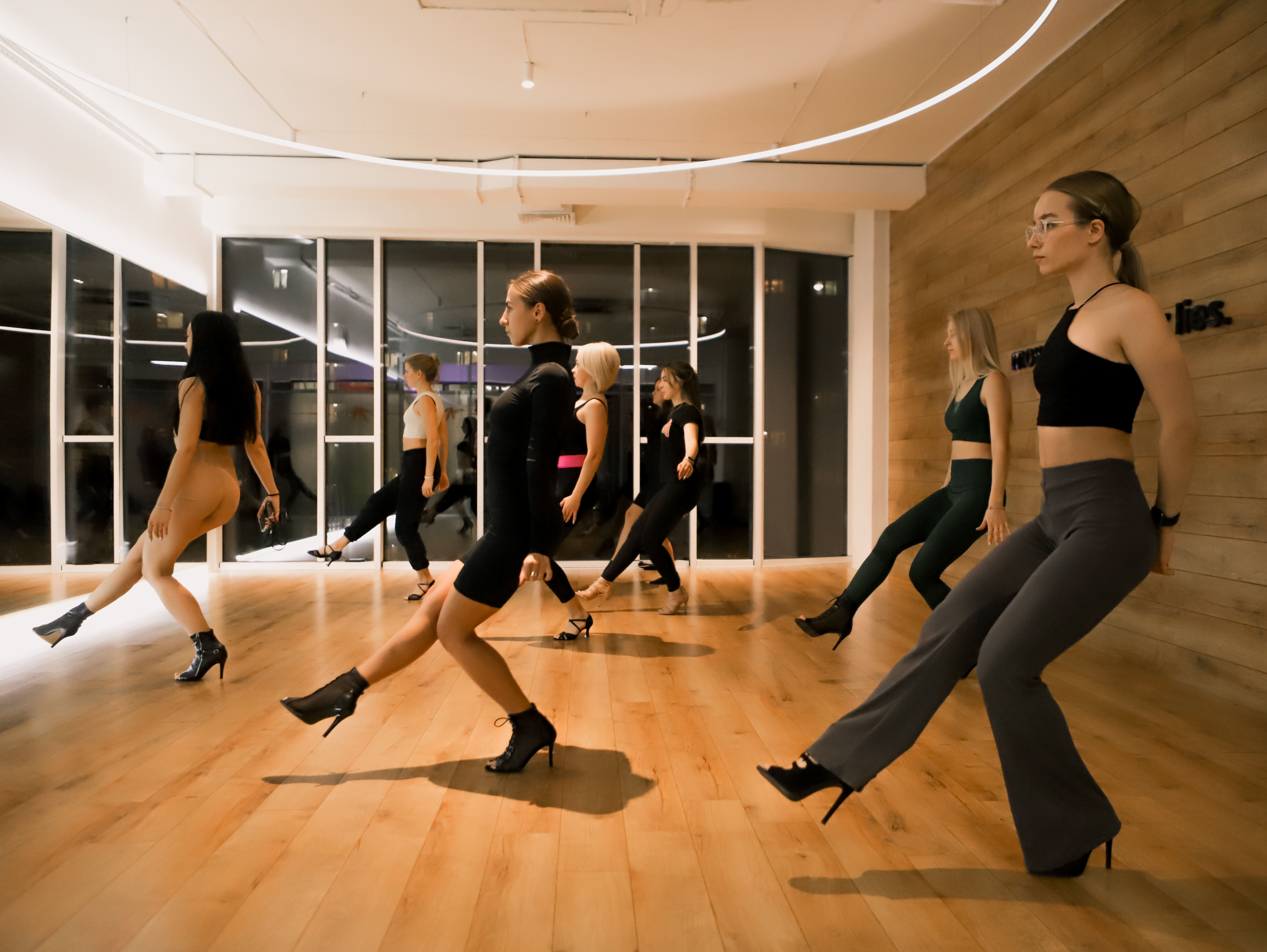Индивидуальный мастер-класс по современным стилям танца