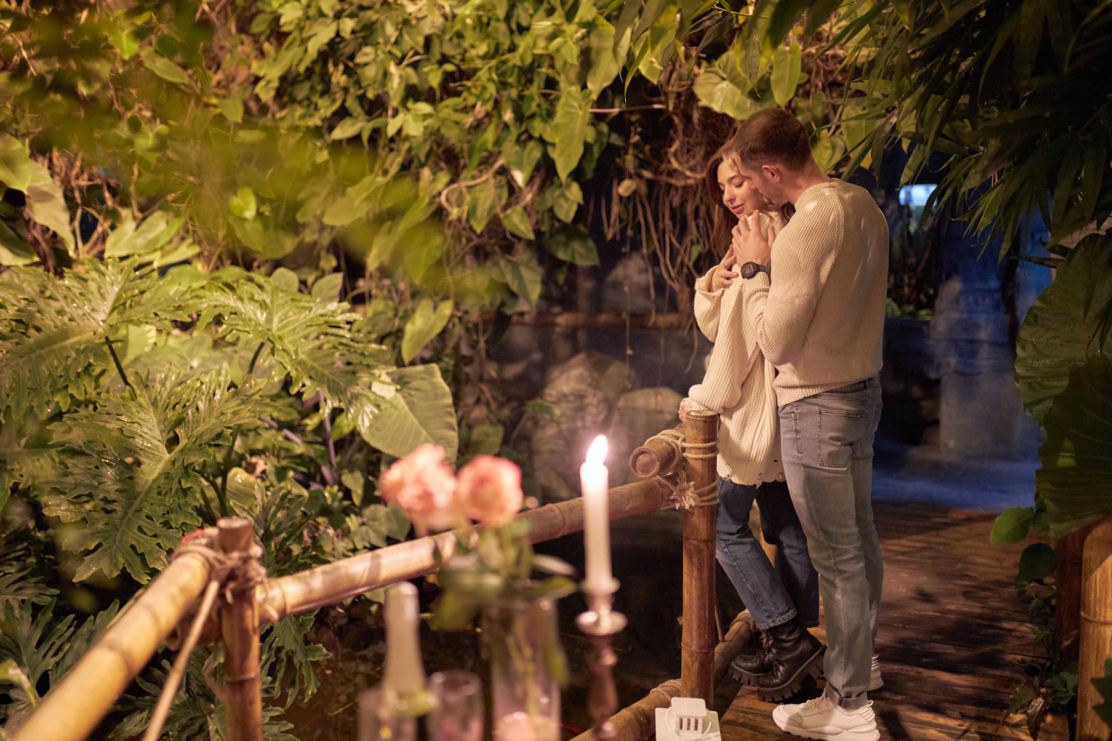 Романтична вечеря в тропіках біля водоспаду в Києві