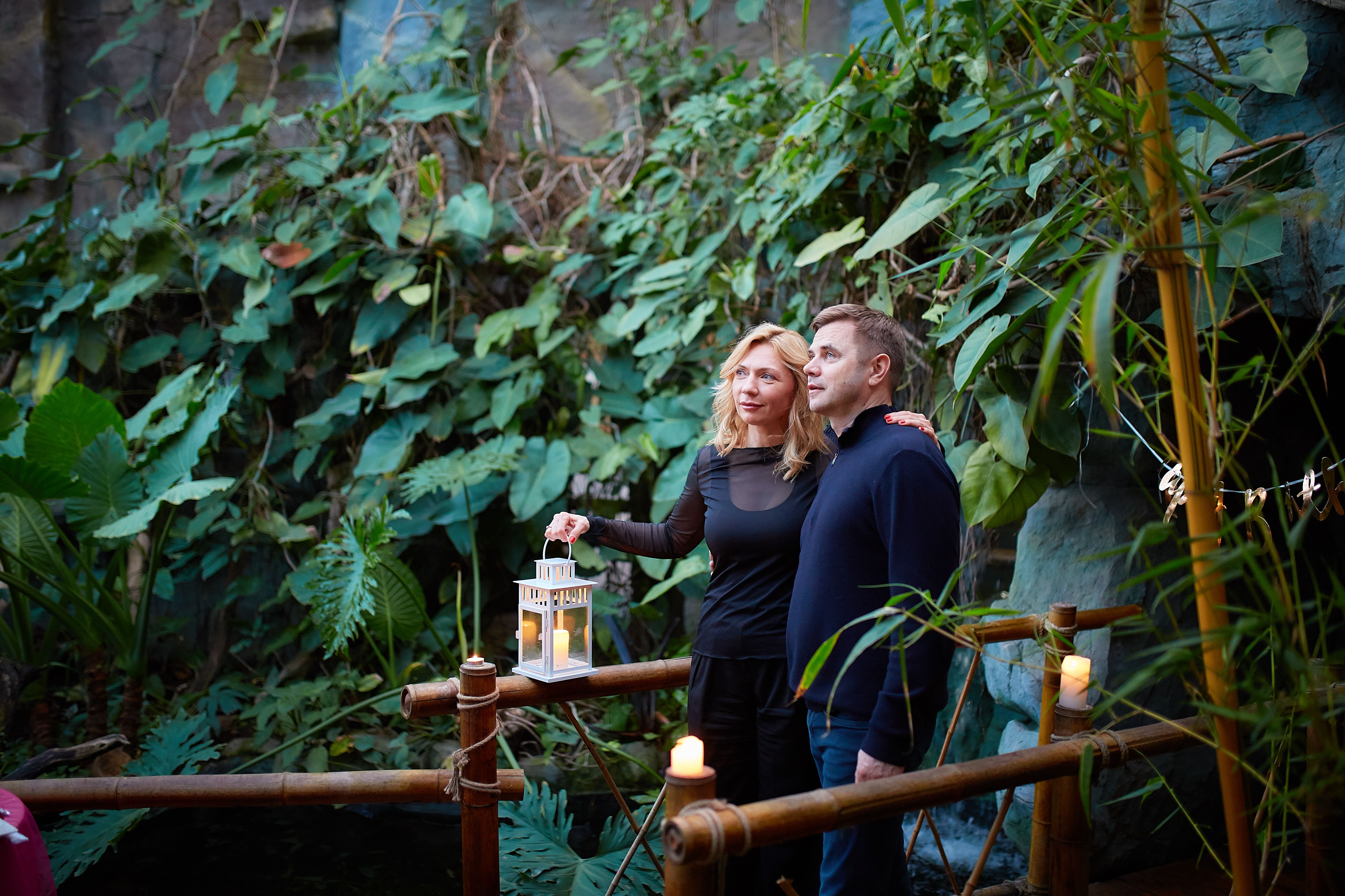 Романтична вечеря в тропіках біля водоспаду в Києві