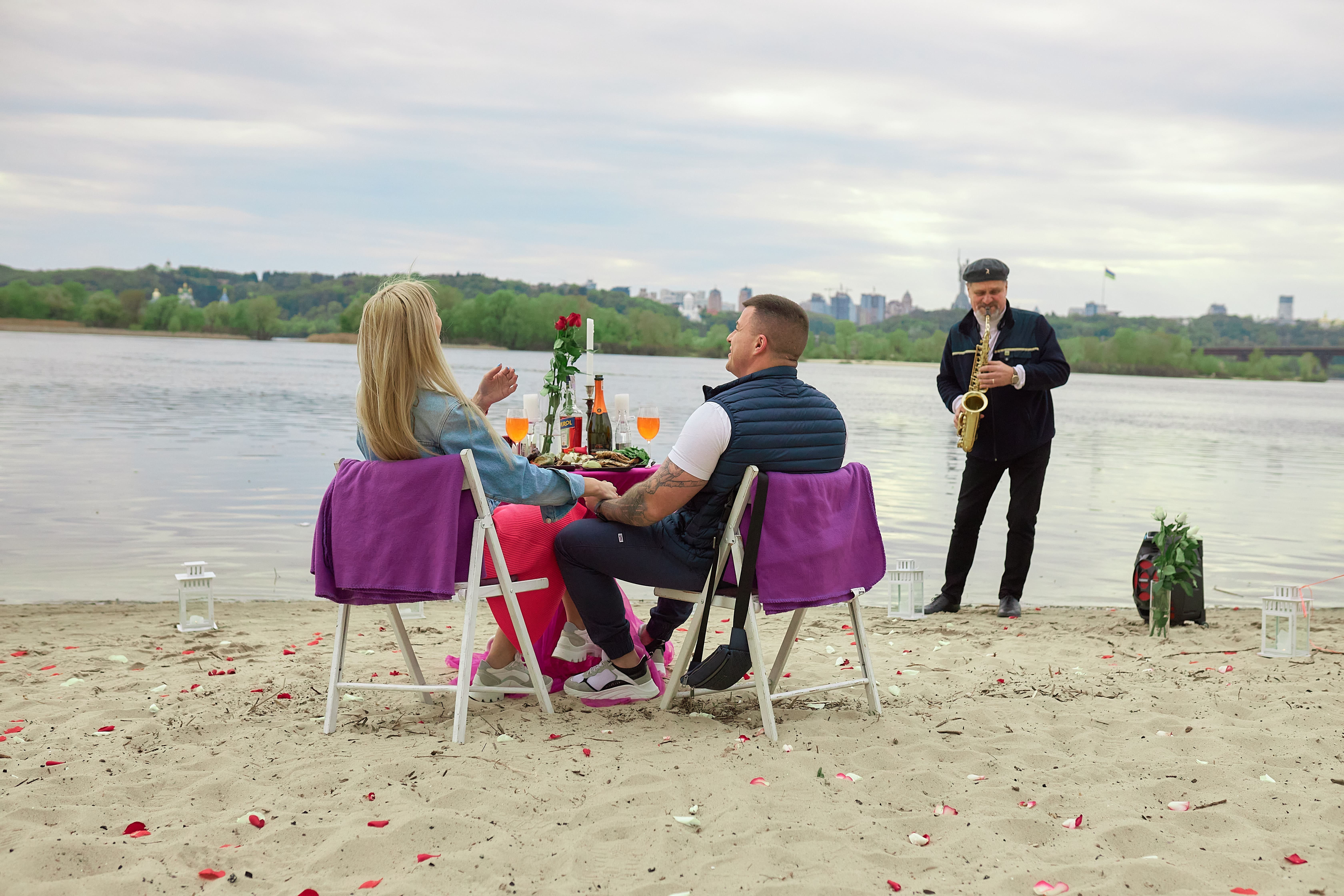 Романтическое свидание на пляже в Киеве