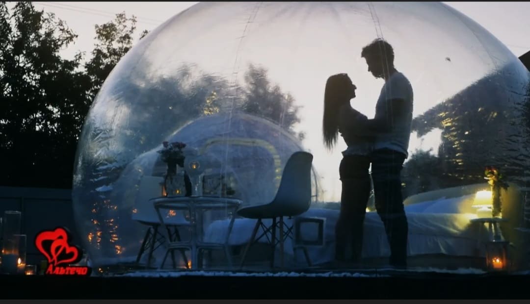 Романтическое свидание под звездами в прозрачной сфере в Киеве